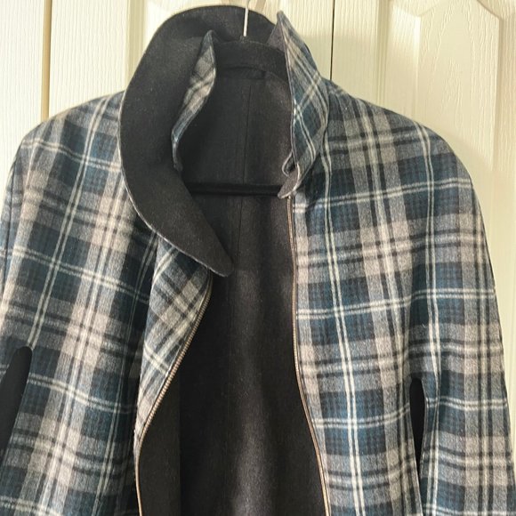 Wool Reversible Cape or Cloak/Poncho with zipper & pocket for both sides - Picture 2 of 15